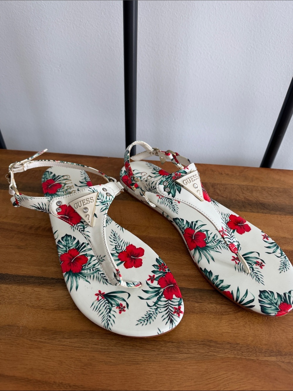 GUESS White Sandals with Red Floral Print size:8